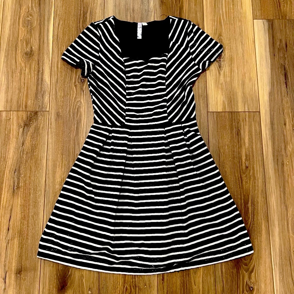 NWOT Francesca's Collections Alya Eyelet Black & White Striped Dress Size Medium